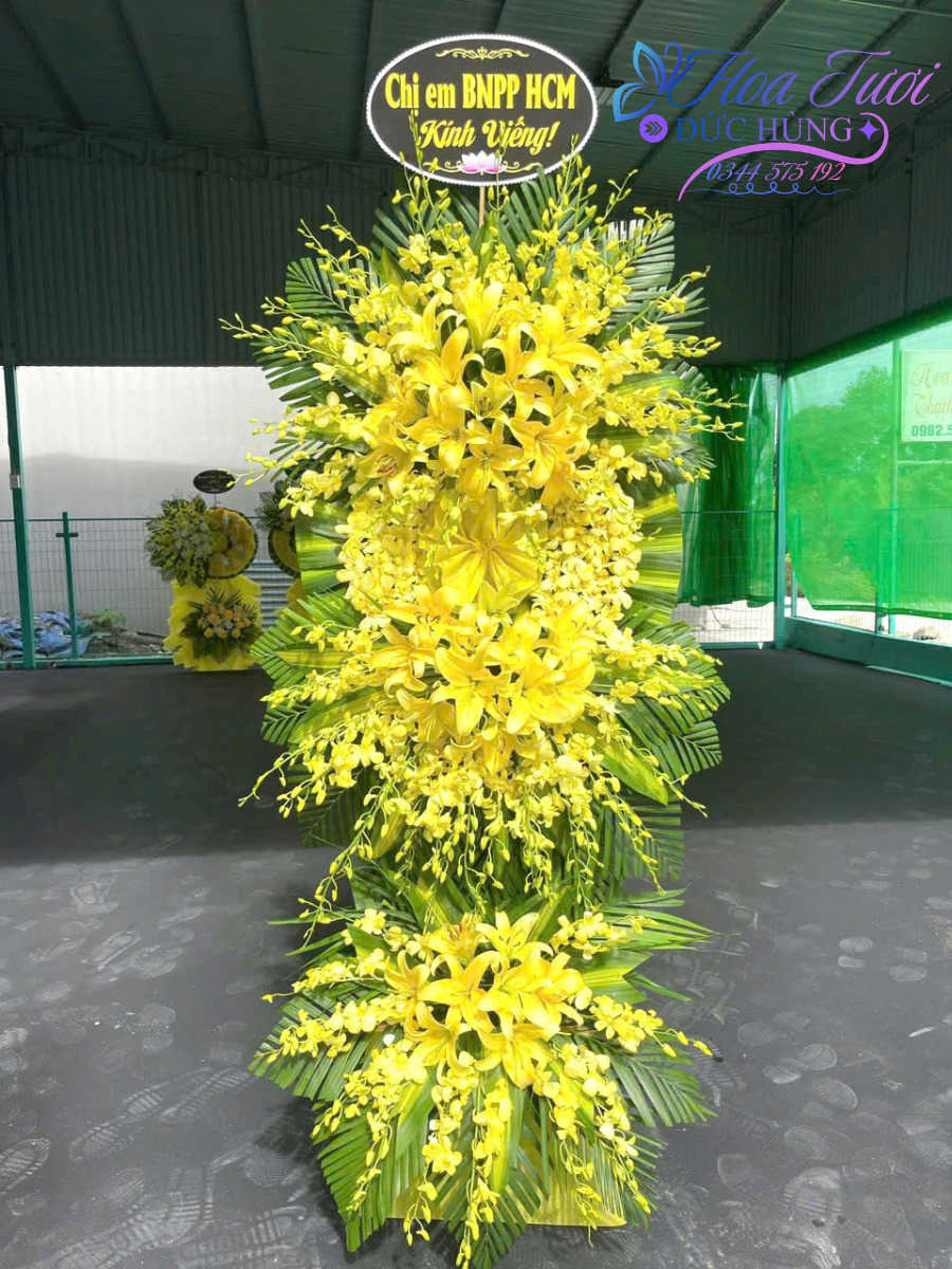 Kệ hoa chia buồn màu vàng 3 tầng sang trọng